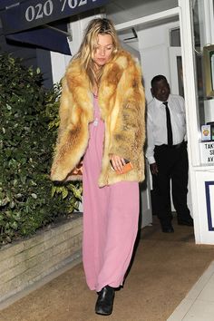 Fall Hamptons, Moss Clothes, Pale Pink Maxi Dress, Messy Chic, Moss Fashion, Kate Moss Style, Queen Kate, Walking Out, 1 Rose