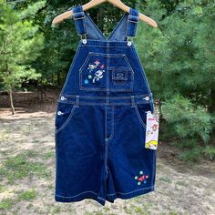 Vintage Y2k 2001 Deadstock Nwt New With Tags Powerpuff Girls Dark Wash Denim Overalls / Shortalls! I May Regret Selling These But They Are A Girls Size 14/16. Modeled On A S/M 34b 5’5” 29” Waist And These Fit Me Ok Honestly. Fit Like A Women’s Xs/S. Cartoon Network Licensed Merch, Embroidered Girls & Flowers On Front With Cool Logo Patch On Back. Contrast Stitching. 100% Cotton Denim, No Stretch. Adjustable Straps, A Bunch Of Pockets + Belt Loops, Button Side Closures. Unisex. No Flaws. *I Do Ha 90‘s Overalls, Button-up Denim Overalls With Buttons, Disney Overalls, Overalls Sunflower, Vintage Disney Overalls, Royal Blue Jeans, Cartoon Fun, Cute Overalls, Rolled Up Jeans