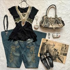 Not mine (que.vintachh on insta) Jeans And Lace Top, Jeans And Lace, Outfit Inso, Hand Style, Downtown Outfits, Accessories Style, Cute Jeans