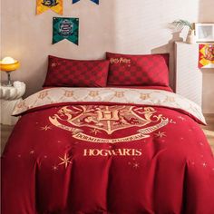 harry potter bedding set with hogwarts crest on it