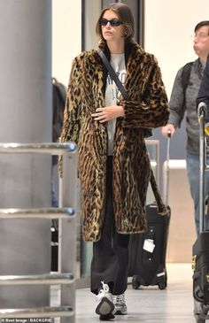 Cheetah Coat Outfit, Leopard Coat Street Style, Beige Fur Coat, Leopard Print Fur Coat, Cheetah Coat, Paris Autumn, Kaia Gerber Style, Charles De Gaulle Airport