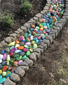 there are many rocks that have been made into a garden path in the grass and on the ground