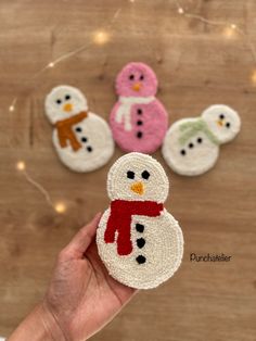 Snowman Punch Needle Coaster Kit  If you're a craft enthusiast, this punch needle kit will be perfect for you. You can also give it to your friends, both for beginners and professionals. Or you can complete it with your children to improve your relationship. It's very easy to learn, and you can complete the embroidery by constantly poking, just follow our pattern to create beautiful designs. And also I will provide you with all necessary supplies you need🥰 Kit İncludes: -1 Punch Needle  -1 Punch Needle Fabric -1 Embroidery Hoop -1 Design - Enough Punch Needle Yarn  -Instructions/How to video You will enjoy creating this embroidery kit. This hand embroidery kit will include everything you need to start the project 🧶 This hand embroidery kit is great for beginners, this is an easy hand sti Punch Needle Snowman, Punch Needling Ideas, Tufting Coaster, Pinch Needle, Punch Needle Beginner, Snowman Punch, Punch Needle Yarn, Punch Needle Designs, Punch Needle Projects