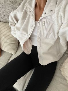 82 Degree Weather Outfit, Southern California Winter Outfits, Fall Outfit Inspo Casual, Comfy Put Together Outfits, Boutique Pictures Photo Ideas, Fall Fits 2024, Simple Outfits Winter, Mountain Fits, Clothing Photoshoot Ideas