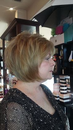 Short Angled Bobs, Angled Bobs, Messy Bob Hairstyles, Bob Haircut For Fine Hair, Haircuts For Medium Hair, Short Hair With Layers, Short Hair Cuts For Women, Hair Today, Bobs Haircuts