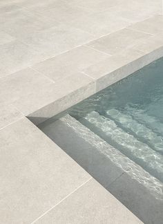 an empty swimming pool is shown with the water flowing in to it's sides