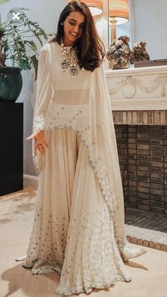 Diwali Outfits for Women | Diwali Fashion | Diwali 2023 | Neu Deals Function Dresses, Look Boho Chic, Diwali Outfits, Style Marocain, Pearl Work, Traditional Attires