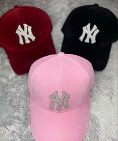 Custom Snapbacks, Casquette Von Dutch, Aesthetic Hats, Mean Girls Aesthetic, Bling Crafts, Cute Caps, Girly Bags