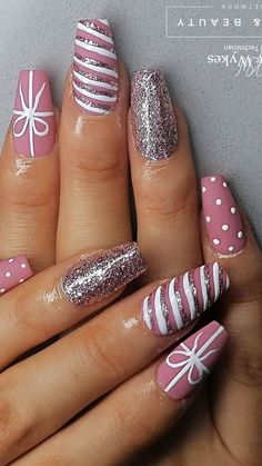 Christmas Nails For 10 Year, Almond Nail Ideas Winter, Christmas And Winter Nails, Easy Beginner Christmas Nails, Pink Candycane Nails, Christmas Nails Present Design, Christmas Easy Nail Designs, Cute Christmas Nails Acrylic Coffin, Simple December Nails Short