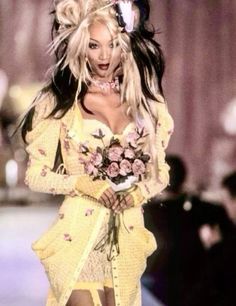 #vintage #vintagefashion #90s #y2kmodel Maisie Core, Betsey Johnson Runway, Mew Mew, Tyra Banks, 90s Vibes, Claudia Schiffer, Naomi Campbell