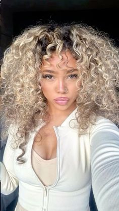 Blonde Hair Mixed Girl, Blonde Hair On Light Skin Black Women, Blonde Curly Hair Black Women, Blonde Afro, Curly Hair Styles Easy, Beautiful Curly Hair