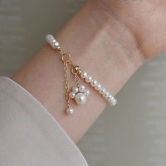 Luxury Dainty Bracelet With Pearl Chain, Cheap Minimalist Pearl Bracelet With Round Beads, Luxury Dainty Pearl Bracelets, Handmade Everyday Pearl Bracelet, Cheap Pearl Bracelet For Mother's Day Gift, Claw Bracelet, قلادات متدلية, Silver Pearl Bracelet