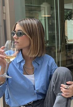 Short Blonde Brunette Hair, Short Hairstyle Straight Hair Women, Short Brunette With Blonde Highlights, Short Hair For Summer 2024, Bob Hairstyles On Round Faces, Chin Length Highlighted Hair, Neck Length Hair Straight, Hair Color Ideas Short Hair Trends, Beige Bob Hair