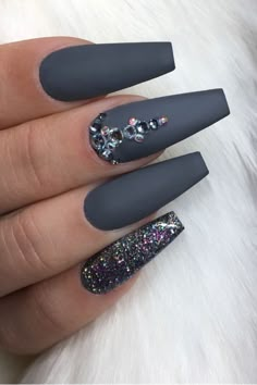 Hello gorgeous. We do Nails ⚡️🦄 Come visit us Often, we post fresh and surprising Nail designs every single day. Dark Grey Nails, Nail Art Paillette, Grey Acrylic Nails, Grey Nail Art, Grey Nail Designs, Gray Nails, Coffin Nails Long, Sparkle Nails, Nail Swag