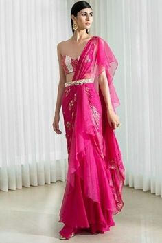 Ruffle Saree Designs, Coktail Dress, Long Blouse Designs, Saree With Belt, Lehenga Saree Design, Draped Saree, Indian Sari Dress, Girls Long Dresses, Ruffle Saree