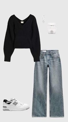 Cozy College Outfit, Mom Jeans Outfit Winter, Trendy Outfit Ideas, Mom Jeans Outfit, Back To School Outfit, Effortlessly Chic Outfits, Fall Outfit Ideas