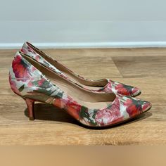 New Isaac Mizrahi Metallic Floral Pointed Toe Julie Kitten Heel Size 7.5 Nwot And Without Box. Never Worn. Stay On Your Toes In Stunning Style With These Metallic Floral Print Shoes From Isaac Mizrahi. Look Great In A Pointed Toe Design And Feel Great On A Sturdy Kitten Heel And Padded Insole. Heel: Approximately 2"H Kitten Isaac Mizrahi / Floral / Kitten Heel / Metallic / Contemporary / Preppy / Business Casual / Office Floral Print Shoes, Preppy Business Casual, Preppy Business, Stunning Style, Print Shoes, Isaac Mizrahi, Casual Office, Office Casual, Toe Designs