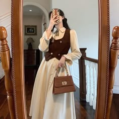 Mode Abaya, British Outfits, Korean Fashion Dress, Muslim Fashion Outfits, Dress Simple, Journal Themes, Hijab Fashion Inspiration, Modest Fashion Outfits