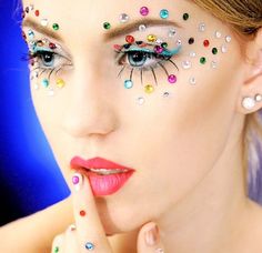 Embellishments galore! Carnaval Make-up, Mardi Gras Makeup, Jewel Makeup, Fantasy Make-up, Make Carnaval, Becoming A Makeup Artist, Rhinestone Makeup, Festival Makeup