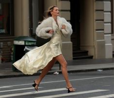 Nyc Socialite, Carrie Bradshaw, Winter Aesthetic, Material Girls, City Girl, White Outfits, Double Tap, Fashion Details, Gossip Girl