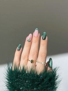 Christmas Nails Velvet, Nails For Holidays Seasons, Xmas Nails Christmas Green, Velvet Nails Green, Christmas Nails Designs Green, Green Holiday Nails Short, Velvet Christmas Nails, Christmas Velvet Nails, Green And Pink Christmas Nails