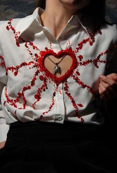 Beautiful heart design shirt Unusual Clothes, Diy Clothes Design, Diy Fashion Clothing, Red Beads, Refashion Clothes, Looks Vintage, Fashion Sewing, Stylish Dresses