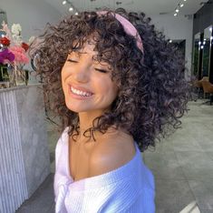 Curl Hairstyles With Bangs, Layered Curly Hair Middle Part, Medium Curly Hair With Bangs, Curly Hair With Bangs Hairstyles, Curly Hair Beauty, Cute Curly Hairstyles, Short Curly Haircuts