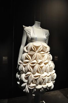 Sculptural Dress, Sculpture Fabric, Sculpture Fashion, Architectural Fashion, Origami Dress, Origami Fashion, Sculptural Fashion