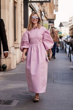 The Spring Dress You Need This Season: Smock Dress Pink Dress Outfits, Plain Outfits, Fashion Gallery, Fashion Week Street Style, Spring Dress, Looks Style, Smock Dress, Trending Dresses