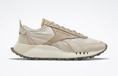 Pleasures x Reebok Reebok Classic Leather Legacy, Retro Running Shoes, Running Shoes Design, White Reebok, Reebok Classic Leather, Grunge Music, California Desert, Reebok Classic, Running Sneakers