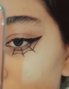 Spider Wed Eye Makeup Easy, Spider Liner Makeup, Halloween Makeup Minimalist, Halloween Makeup Eyeliner Only, Simple Cute Halloween Makeup Looks, Halloween Witch Eyeliner, Simple Ideas For Halloween Costumes, Halloween Makeup Easy Spider Web, Halloween Simple Eye Makeup