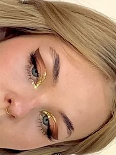 Maquillage Euphoria, Gold Eye Makeup Looks, Goddess Makeup Look, Golden Outfit, Maquillage On Fleek, Gold Eyeliner, Gold Makeup Looks, Vampire Bride, Ac New Leaf