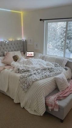 Cozy Room Furniture, Very Cozy Bedroom, Cute Comfy Room Ideas, Comfy Bed Set Up, Aesthetic Rooms Bedrooms Cozy, Clean Girl Bedding, Comfy Bedroom Ideas Cozy Beds, Bed Set Up Ideas, Cute Girly Room Ideas