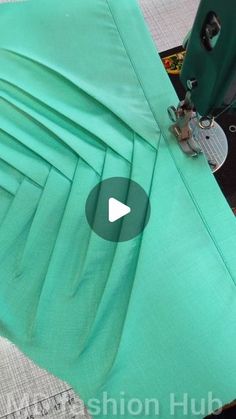 the video shows how to sew an unbuttoned piece of fabric with a sewing machine