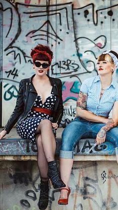 50s Leather Jacket Outfits, 40s Female Fashion, Tattoo Pinup Vintage, 50s Retro Fashion, 50s Fashion Greaser Women, Rockabilly Looks For Women, Rockabilly Style Women, 50s Women Outfits, 50s Rock And Roll Outfits