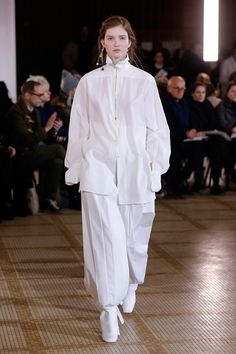 High Collar Shirts, Christophe Lemaire, Fashion Silhouette, Runway Makeup, 2023 Ss, White Lily, Mood Board Fashion, 2018 Fashion, Total Look