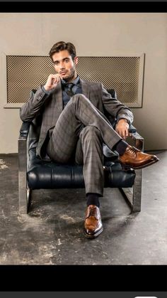 Shoe Modeling, Gentleman Mode, Gentleman Outfit, Best Fragrance For Men, Mens Photoshoot Poses, Mens Dress Socks, Designer Suits For Men, Formal Outfits, Photography Poses For Men