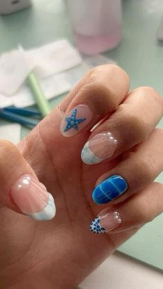 Summer Winter Nails, Fun Hawaii Nails, Preppy Blue Nail Ideas, Blue Gel Polish Nail Designs, Nail Inspo Pattern, Nail Inspo Mermaid, Seashell Acrylic Nails, South Carolina Nails, Cute Nails For Mexico