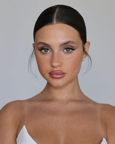 Natural Makeup Look With Eyeliner, Natural Eyeliner Makeup Look, Natural Wing Makeup, Wedding Makeup With Winged Eyeliner, Natural Makeup With Winged Eyeliner, Makeup For Suit Outfit, Wedding Makeup Inspo Green Eyes, Italian Style Makeup, Winged Eyeliner Bridal Makeup