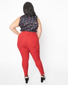 This plus size pant features a cropped cut that's perfect to show off your favorite sandal or bootie Vintage Plus Size, Red Belt, Skirt Belt, Plus Size Pants, Slim Waist, Body Size, Unique Vintage, Stretch Fabric, Dress Shop