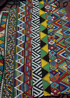 Zulu #beadwork Zulu Beads, African Beadwork, South African Art, Afrique Art, Afrikaanse Kunst, African Pattern Design, African Textiles, Africa Art, African Pattern