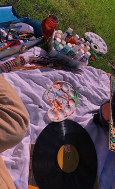 Fun summer date ideas painting records Painting Date Aesthetic, Boyfriend Activities, Painting Records, Painting Date, Painted Records, Record Painting, Dream Dates, Picnic Decorations