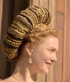 Balzo headdress Borgias Costumes, Holliday Grainger, Lucrezia Borgia, Afro Braids, Queen Dresses, The Borgias, Gold Hair Pin, Braids With Beads, Hair Reference