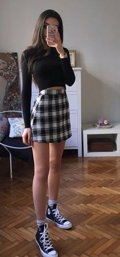 Como atualizar o look com All Star. Blusa de manga preta, minissaia xadrez, tênis preto com meia aparente Rok Outfit, Quick Fashion, Outfit Trends, Mode Inspo, Plaid Skirt, Inspired Outfits, 가을 패션, Outfits Casual, 80s Fashion