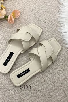 Fisdy - Elegantes sandalias planas con tiras cruzadas, perfectas para la ropa de playa informal Sandal Slides, Pretty Sandals, Jelly Flats, Casual Beach Wear, Beach Attire, Dressing Style, Shoe Sole, Word Wrap, Color Lines