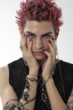 Crazy 90s Hair, Gel Spiked Hair, 2000s Spiky Hair Men Punk, Mens Punk Makeup, Men Punk Hair, Punk Hair Styles Male, Men Spiky Hairstyle, Punk Short Haircut, Punk Spiky Hair