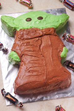 a cake shaped like the child's yoda from star wars on top of foil