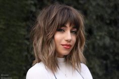 Considering an Inverted Bob with Bangs? Here are 22 Cute Ideas Lob Haircut With Bangs, Bob Lung, Shoulder Length Hair With Bangs, Fringe Hairstyles, Haircuts With Bangs, Medium Hair Cuts, Shoulder Length Hair, Medium Length Hair Cuts