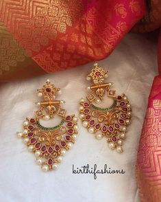 Gold Jewellery India, Gold Earrings Indian, Gold Jhumka Earrings, Silver Crystal Earrings, Indian Jewelry Earrings, Gold Jewelry Outfits, Gold Necklace Indian Bridal Jewelry, Gold Pendant Jewelry, Wedding Jewellery Collection