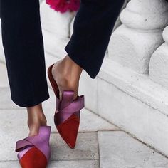 Daily Shoes, Cool Shoes, Shoes Quotes, Useful Ideas, Awesome Shoes, Shoes Teen, Minimal Classic, Red And Purple, Elegant Shoes